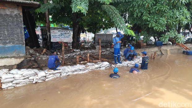Tanggul Baswedan Jebol, 5 RT di Jatipadang Terendam Banjir