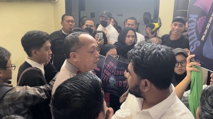 Praperadilan Khariq Anhar Ditolak, Massa Pendukung dan Polisi Cekcok di Pengadilan