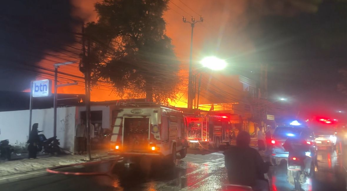 Toko Kayu di Cipondoh Ludes Dilahap Api, Petugas  Padamkan Kobaran Besar Dini Hari