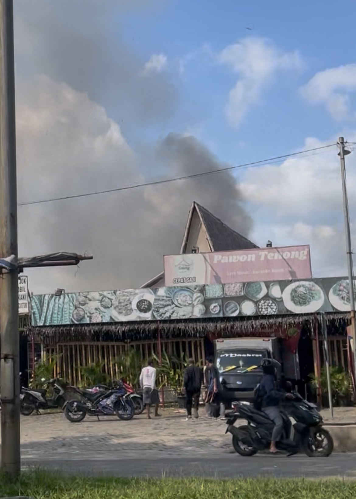 Kebakaran Menghanguskan Rumah Makan di Bumi Indah Pasar kemis Tangerang