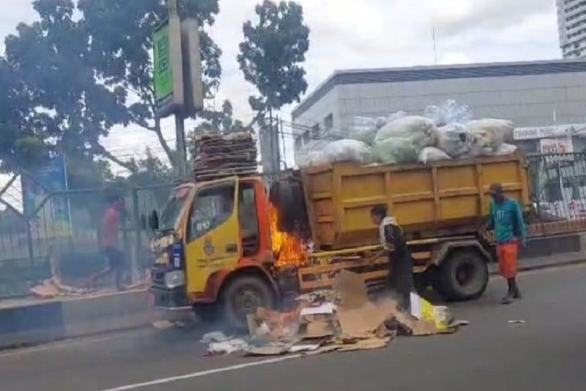 Truk Sampah DLHK Terbakar di Jl. MH Thamrin Cikokol, Diduga Korsleting Listrik​